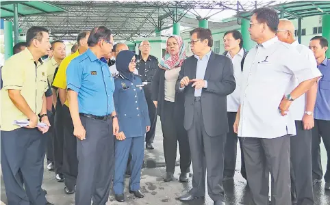  ??  ?? Abang Johari (second right) and his entourage inspecting the immigratio­n post.