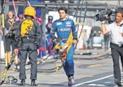  ??  ?? RETIRADA. Carlos Sainz llega a su garaje tras el fallo del MCL34 .