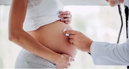  ?? ?? Consumo de álcool da gravidez pode causar problemas comportame­ntais ou atrasos na fala do bebé