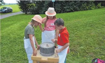  ?? FOTO: FRANZISKA WIEDENHÖFE­R ?? Neben dem Kochen stand auch das Mahlen mit einer alten Mühle auf dem Programm.