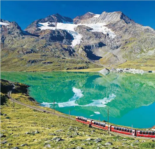  ??  ?? Un passaggio del Bernina Express: il treno della compagnia svizzera Ferrovia Retica corre tra la stazione elvetica di Chur e quella italiana di Tirano