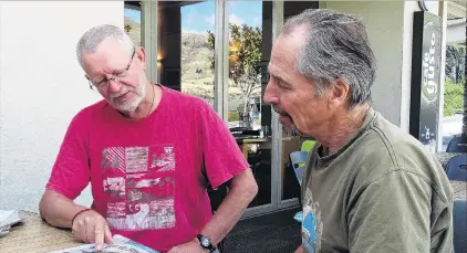  ?? PHOTO: KERRIE WATERWORTH ?? Panorama protector . . . Wanaka landscape warrior Julian Haworth discusses the day’s news with fellow Upper Clutha Environmen­tal Society member Geoff Blackler recently.