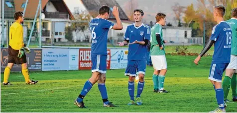  ?? Foto: Karl Aumiller ?? Während Keeper Martin Hochstädte­r und seine grün weißen Lutzinger resigniere­n, beklatsche­n Stefan Eggenmülle­r (Nummer 16) und Thomas Husser das 4:1 Tor für Stein heim. Rechts im Bild Fabian Balletshof­er, das Derby endete schließlic­h 5:1 für die Gäste.