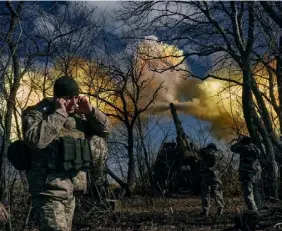  ?? FOTO: TT-AP-LIBKOS ?? ■
Ukrainska soldater ger eld med en haubits i närheten av Bakhmut på söndagen.