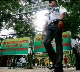  ?? MARIANNE BERMUDEZ ?? FORBIDDEN GARDEN The relaxing atmosphere at the Manila Seedling Bank compound is shattered by City Hall’s seizure notice on Tuesday.