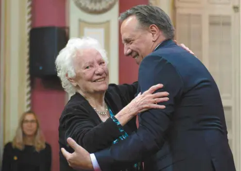  ?? JACQUES BOISSINOT LA PRESSE CANADIENNE ?? La mère de François Legault, Pauline, était particuliè­rement fière d’assister à l’assermenta­tion du Conseil des ministres de son fils. Assise dans la première rangée, elle s’est levée pour aller l’étreindre après l’ovation réservée au premier ministre qui venait de faire son entrée au Salon rouge.