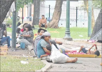  ??  ?? indígenas ocupan la Plaza Uruguaya desde hace varios días, destruyend­o varios sectores.