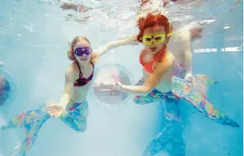  ?? Fotos: Alexander Kaya ?? Beim „Mermaid Schwimmen“in einem Tauchconta­iner konnten sich Mädchen mit Kostümen und Flossen ins Wasser stürzen. Da neben gab es zum Start der LWF in Ulm viele weitere Mitmach Angebote.