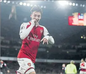  ?? FOTO: GETTY ?? Mesut Özil celebra un gol con el Arsenal De 29 años, queda libre en junio de 2018