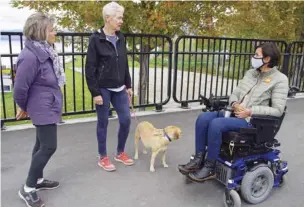  ?? Westside Weekly ?? BARB AGUIAR/
Silvana Terry, Pauline Landry and her dog, Yoshi, stop and chat with Spring Hawes, the NDP candidate for Kelowna-West, on a blustery Saturday afternoon along the boardwalk in West Kelowna's Gellatly Bay. Saturday's stop in Gellatly Bay is part of Hawes' efforts to get out and meet with the voters of the Kelowna-West riding, since traditiona­l campaign methods, such as door knocking, are not encouraged during a pandemic.