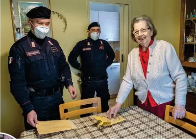  ?? (Stefano Saccani) ?? Sorriso Lucia Pinotti, 89 anni, con i carabinier­i che le hanno portato i gioielli (a sinistra) rubati in ospedale