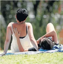  ?? EDUARDO PARRA / EUROPA PRESS ?? Una pareja de jóvenes en un parque.