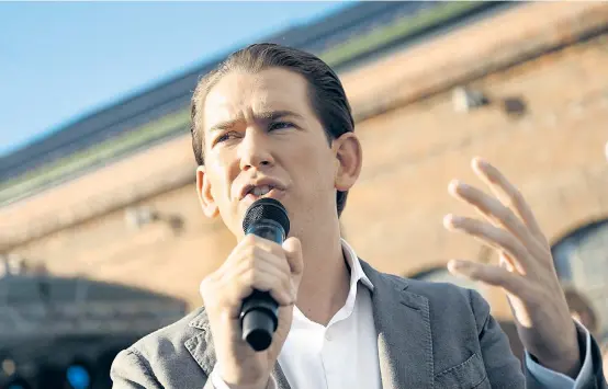  ??  ?? Sebastian Kurz’ Auftritte vor seinen Fans sind türkise Hochämter. Die Anhängersc­haft reagiert zumeist entzückt.