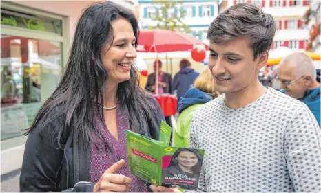  ?? FOTO: GERD MÄGERLE ?? „Finden Sie den Tippfehler im Prospekt?“Anja Reinalter beweist im Wahlkampf für die Grünen durchaus Humor.