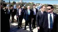  ??  ?? PM Netanyahu, in the center, wearing a blue tie, surrounded by his personal bodyguards.