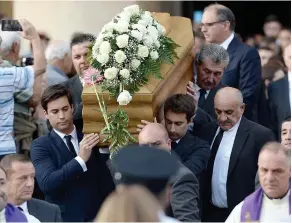  ?? PHOTO AFP ?? Les deux fils de Daphne Caruana Galizia, tuée dans l’explosion de sa voiture piégée, ont porté le cercueil de leur mère, hier, à Mosta.