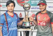  ??  ?? Afghanista­n captain Mohammad Asghar Stanikzai (L) and his Bangladesh counterpar­t Shakib Al Hasan pose for a picture with the trophy in Uttarkhand on Saturday.