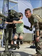  ?? (DR) ?? Un soldat et un enfant au poste de tir mistral. Il sera possible de le tester samedi.