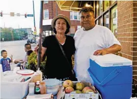  ?? JANY ANDRADE ?? Zenaida Castillo and Felipe Vallarta stand by their cart on the corner of Rogers Avenue and Clark Street in Rogers Park. Vallarta died after being hospitaliz­ed with COVID-19.