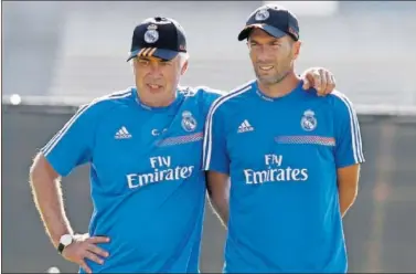  ??  ?? Ancelotti y Zidane, en un entrenamie­nto en 2014.