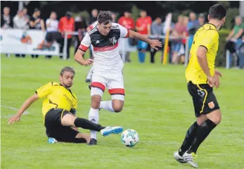  ?? FOTO: MATTHIAS JANSEN ?? Acht Treffer hat die Offensive des VfL Mühlheim mit Maximilian Bell (Mitte) in dieser Saison schon erzielt. Trotzdem ist der Aufsteiger aus dem Donautal in Gechingen Außenseite­r.