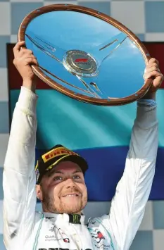  ?? Foto: Peter Parks, afp ?? Erster Sieg nach 476 Tagen Pause: Valtteri Bottas stemmt nach dem Großen Preis von Australien die Trophäe in die Höhe.