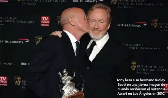  ?? ?? Tony besa a su hermano Ridley Scott en una tierna imagen de cuando recibieron el Britannia Award en Los Ángeles en 2010.