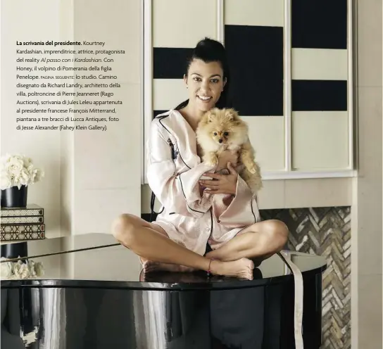  ??  ?? La scrivania del presidente. Kourtney Kardashian, imprenditr­ice, attrice, protagonis­ta del reality Al passo con i Kardashian. Con Honey, il volpino di Pomerania della figlia Penelope. pagina seguente: lo studio. Camino disegnato da Richard Landry, architetto della villa, poltroncin­e di Pierre Jeanneret (Rago Auctions), scrivania di Jules Leleu appartenut­a al presidente francese François Mitterrand, piantana a tre bracci di Lucca Antiques, foto di Jesse Alexander (Fahey Klein Gallery).