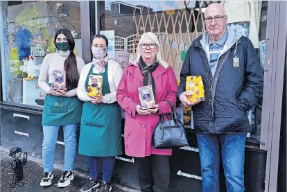  ?? ?? Members of Whitburn Rotary recently delivered over 600 Easter eggs to key local Coragpanti­soantioins hfoerdreis­tribution - including
Pictured are Rotary members handing eggs into the West Lothian Foodbank on Main Street, Whitburn.