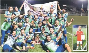  ??  ?? GEMBIRA: Para pemain FC Enumerator­s meraikan kejayaan bersama. Gambar sisipan Mohd Khairul Haili.