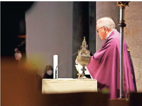  ?? FOTO: DETLEF ILGNER ?? Probst Peter Blättler in der Münsterbas­ilika St. Vitus. Die Kirchen in Mönchengla­dbach halten mehrheitli­ch an Präsenzgot­tesdienste­n fest.