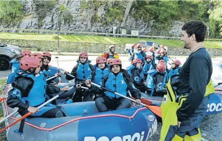  ?? ROSA MATAS ?? Seori, en Llavorsí, dando instruccio­nes a un grupo de alumnos del colegio de Son Basca de Sa Pobla, de Mallorca