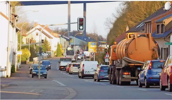  ?? FOTO: BECKER&BREDEL ?? Durch das Nadelöhr zwängen sich nach Aussage von Anwohnern immer mehr Lkw. Mitglieder einer Bürgerinit­iative maßen dort eine Lärmbelast­ung von über 80 Dezibel.