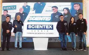  ??  ?? Scientex Bhd managing director Lim Peng Jin (centre), together with (from left) executive directors Koay Teik Chuan, Alex Khaw Giet Thye, Jesselyn Chang Siew Sian and senior general manager Choo Chee Meng, at the launch of new township Taman Scientex Utama in Senai on Saturday.