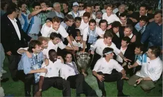  ?? (Photo AFP/Archives/Boris Horvat) ?? Le  mai  au Stade Vélodrome, à Marseille, Bernard Tapie pose avec les joueurs de l’Olympique Marseille et la Coupe d’Europe des clubs champions que le club vient de remporter face au Milan AC.