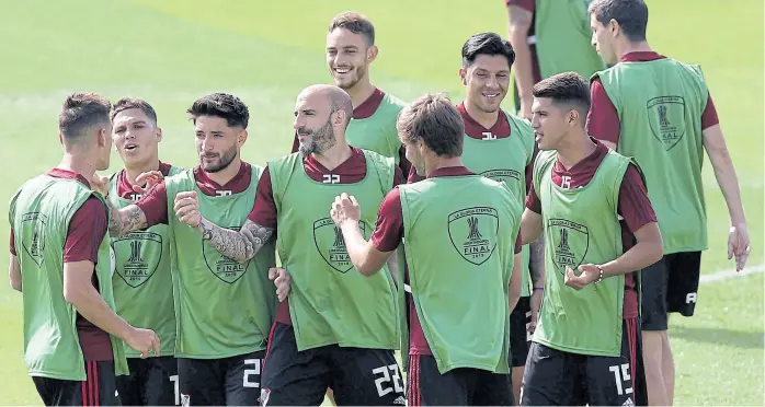  ?? Martin Mejía / ap ?? Un momento distendido en la previa de la final con Flamengo; entre otros, Pinola, Enzo Pérez y Nacho Fernández, tres titulares desequilib­rantes en la actualidad