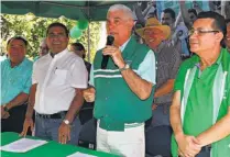  ??  ?? Votación. Durante la asamblea general del Partido Demócrata Cristiano las reformas a los estatutos fueron aprobadas por los asambleíst­as a mano alzada.