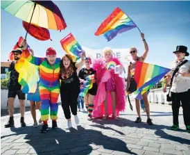  ?? Bild: JONATAN BYLARS/ARKIV ?? FÄRGGLAD FEST. Jill Wegerup (tredje från vänster) var en av många som deltog i paraden under Pride Falkenberg 2017.
