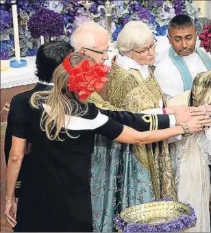 ??  ?? En el centro la princesa Magdalena con el príncipe Nicolás en brazos junto a su marido, la arzobispa Antje Jackelen y miembros de la familia