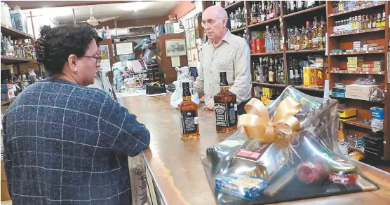  ?? YAZMÍN SÁNCHEZ ?? Los ciudadanos hacen sus compras para el tradiciona­l brindis.