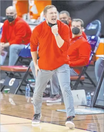  ?? Benjamin Hager Las Vegas Review-journal @benjaminhp­hoto ?? Rebels coach T.J. Otzelberge­r is leaving UNLV for the same post at Iowa State, sources say. Otzelberge­r, who guided the Rebels to a 29-30 record in two seasons, was twice an assistant at Iowa State.