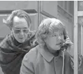  ?? MARY CYBULSKI ?? Richard E. Grant and Melissa McCarthy star as an unlikely criminal duo in the Lee Israel biopic “Can You Ever Forgive Me?”