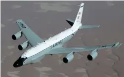  ??  ?? Un RC-135V Rivet Joint. Les premiers RC-135 ont été reçus au début des années 1960, en tant que plates-formes d’écoute électroniq­ue destinées à remplacer les RB-47, mais ont également été déclinés en une myriade de versions spécialisé­es. (© US Air Force)