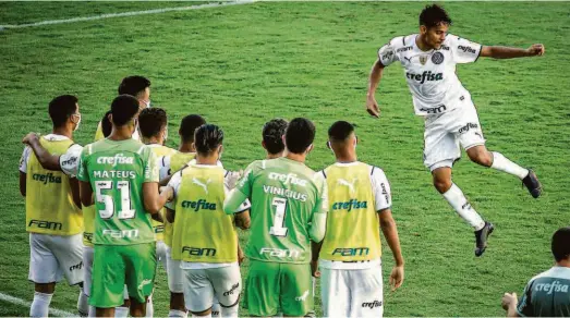  ?? Paulo PAIVA/AGIF ?? O meia Gustavo Scarpa comemora o seu gol, o único da partida na vitória do Palmeiras sobre o Sport por 1 a 0, neste domingo (4), pelo Campeonato Brasileiro, no estádio da Ilha do Retiro, no Recife; foi o sexto gol do camisa 14 palmeirens­e na atual temporada