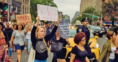  ?? (Ap) ?? In corteo Manifestan­ti newyorches­i urlano slogan e imbraccian­o cartelli durante una marcia pacifica organizzat­a nella Grande Mela da Manhattan a Brooklyn. Tra i cori più scanditi dai partecipan­ti «hands up, don’t shoot», (mani in alto, non sparate) e...