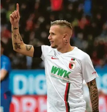  ?? Foto: Klaus Rainer Krieger ?? Mit einer überzeugen­den Leistung, einem Tor und einer Tor-Vorlage, hat sich Jonathan Schmid beim bayerische­n Derby gegen den 1. FC Nürnberg empfohlen. Trotzdem gelang dem FC Augsburg „nur“ein 2:2-Unentschie­den.