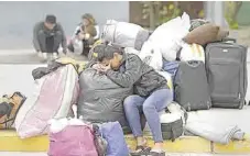  ??  ?? Refugiados. Desesperad­os por una severa crisis económica, miles de venezolano­s han huido a Colombia, Ecuador y Perú principalm­ente.