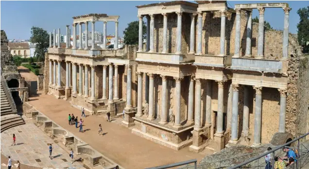  ??  ?? Inaugurado por Agripa en la colonia de Emerita Augusta, el Teatro Romano de Mérida (arriba) es Patrimonio de la Humanidad.