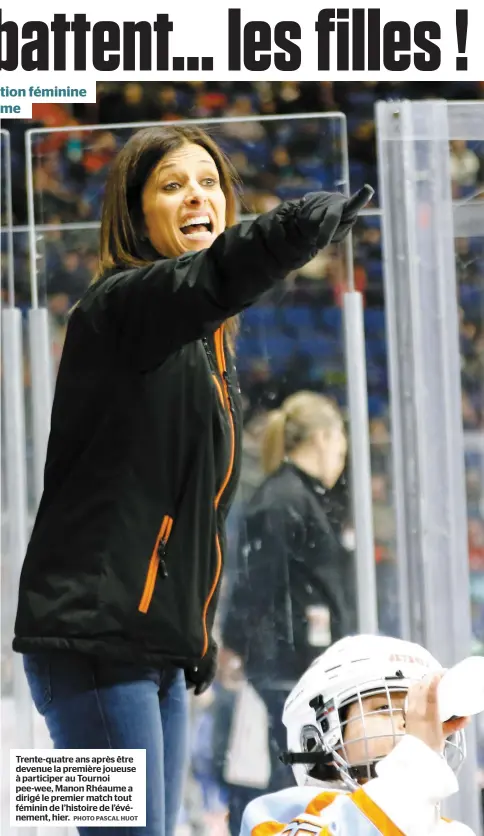  ?? PHOTO PASCAL HUOT ?? Trente-quatre ans après être devenue la première joueuse à participer au Tournoi pee-wee, Manon Rhéaume a dirigé le premier match tout féminin de l’histoire de l’événement, hier.