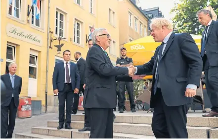  ?? [ Reuters] ?? EU-Kommission­spräsident Jean-Claude Juncker begrüßte den britischen Premier, Boris Johnson, in Luxemburg.